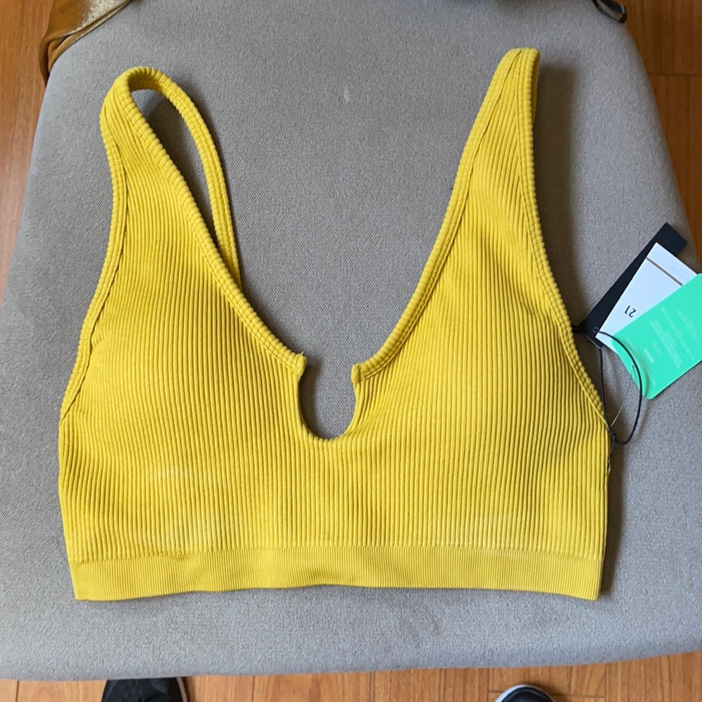 Seamless low-impact sports bra